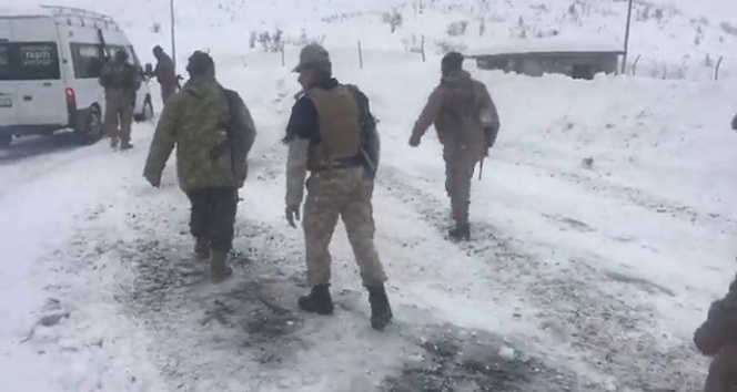 Siirt’te kar ve tipide mahsur kalan köy korucuları ve vatandaşlar ekiplerce kurtarıldı