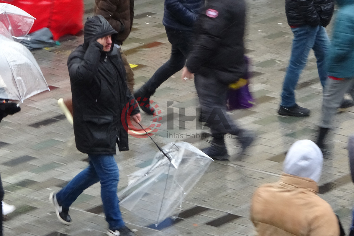 Taksim’de kuvvetli rüzgar ile yağış vatandaşlara zor anlar yaşattı