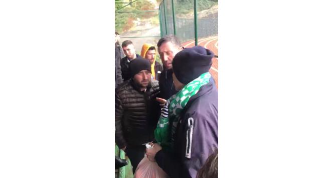 Rakip takımın taraftarına mandalina ikram ettiler
