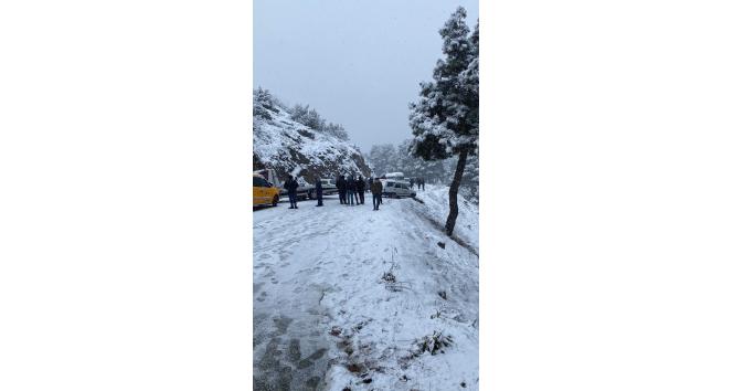 Burdur’da kar yağışına hazırlıksız yakalanan sürücüler yollarda kaldı