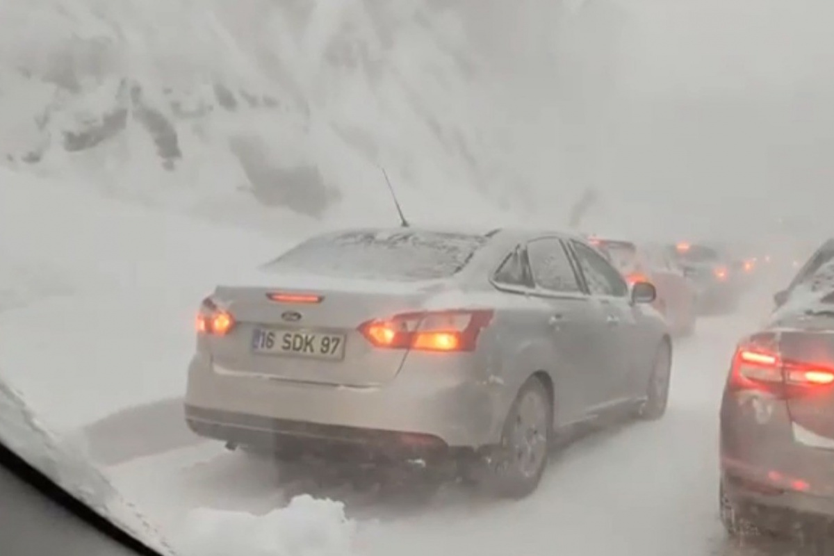 Uludağ yolu kapandı, 25 kilometrelik trafik oluştu