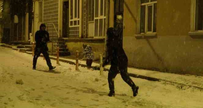 Isparta beyaza büründü, karın tadını vatandaşlar kar topu oynayarak çıkardı