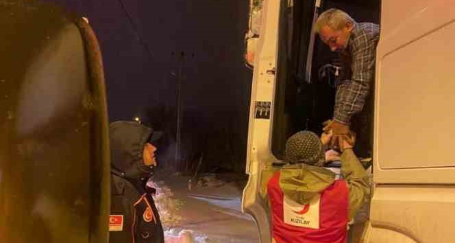 AFAD ve Kızılay, yolda mahsur kalan tır sürücülerini yalnız bırakmadı