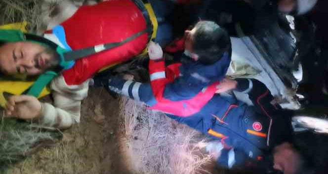 Takla atan araçtan çıkan kız çocuğu yardım istedi: 4 yaralı