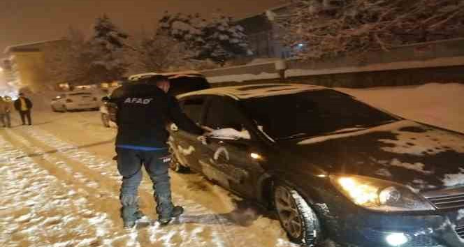 Yolda mahsur kalanlara kumanya dağıtımı yapıldı