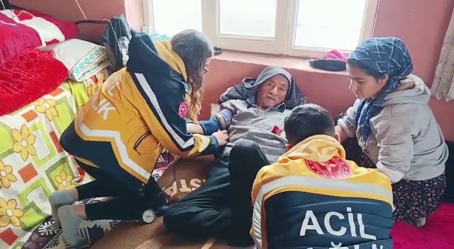 Siirt’te hastalanan 2 kişi ekipler tarafından hastaneye ulaştırıldı