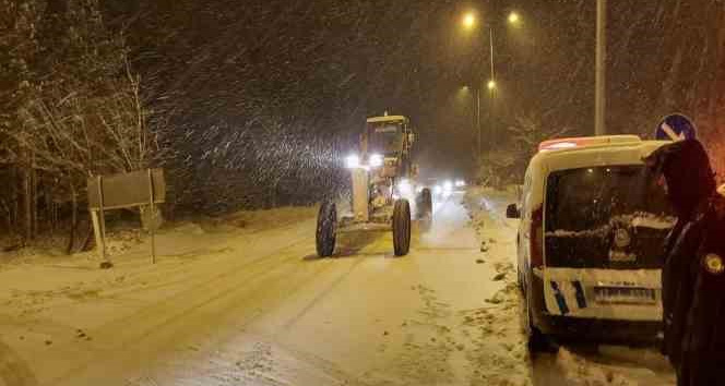 Yenice’de karla mücadele çalışmaları aralıksız sürüyor