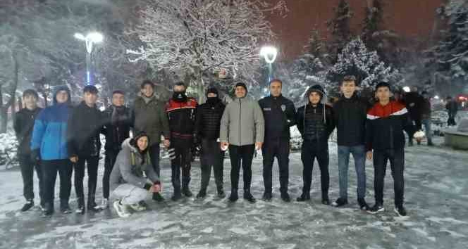 Burdur’da beklenen kar yağdı, öğrenciler sokağa döküldü