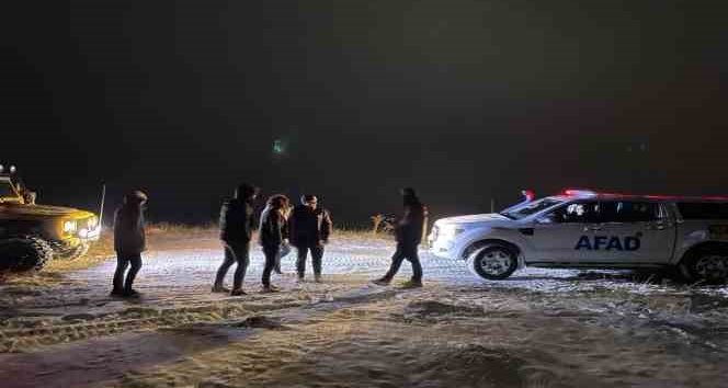 Erzincan’da karda mahsur kalan 3 kişi kurtarıldı