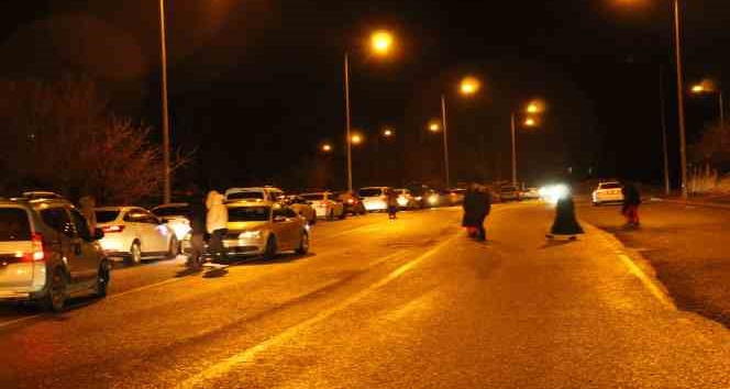 Siirt’te hissedilen şiddetli deprem vatandaşı sokaklara döktü