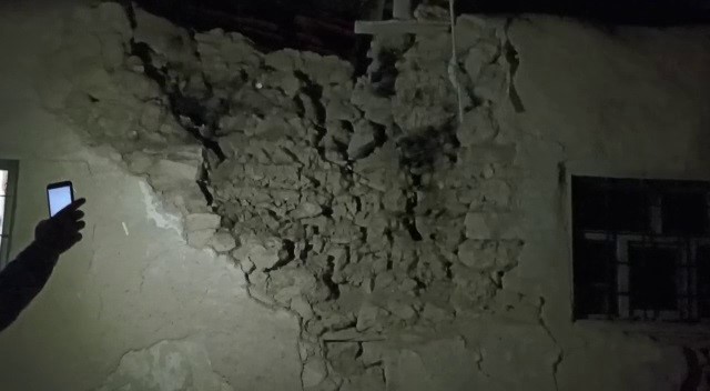 Sivas’ta depremden etkilenen bir bina tahliye edildi