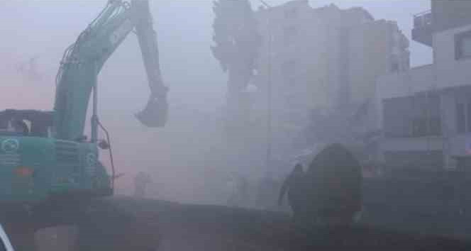 Yıkılan 9 katlı binada yangın çıktı