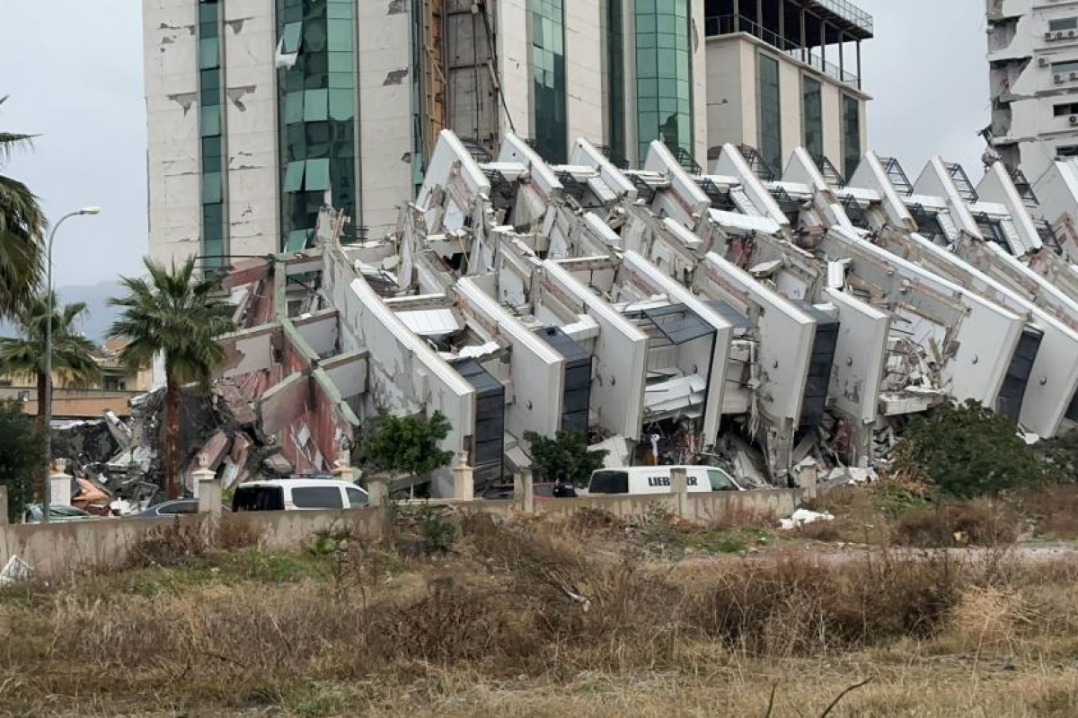 İskenderun'da 20'nin üzerinde bina yıkıldı