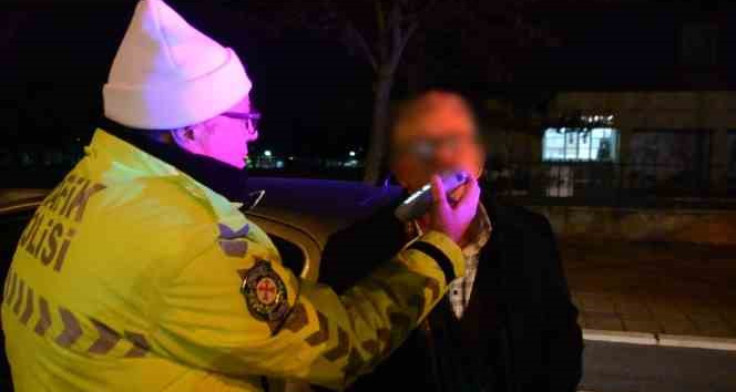 Ayakta duramayan alkollü sürücüden ilginç sözler: "Bu bana mı özel, durun az birini arayacağım"