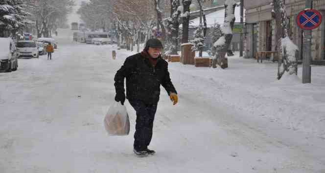 Kars’ta kar yağışı hayatı olumsuz etkiliyor