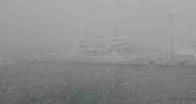 Yoğun kar yağışı nedeniyle Çanakkale-Kilitbahir seferleri durduruldu