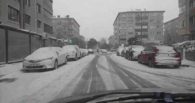 Bandırma’da kar yağışı etkili oldu