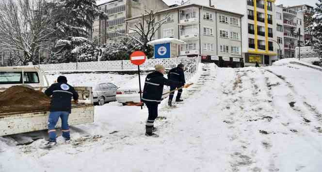 Biga Belediyesi ekipleri küreme ve tuzlama çalışmalarını sürdürüyor