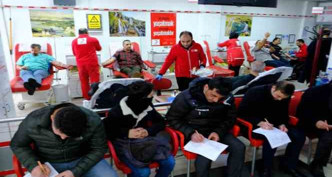 Erzincan’da vatandaşlar kan merkezlerine akın etti