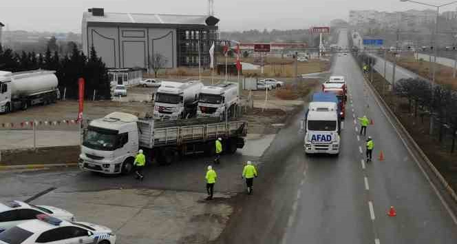 43 ilin geçiş güzergahında kar alarmı: AFAD yardım tırlarının dışındaki ağır tonajlı araçlar bekletildi