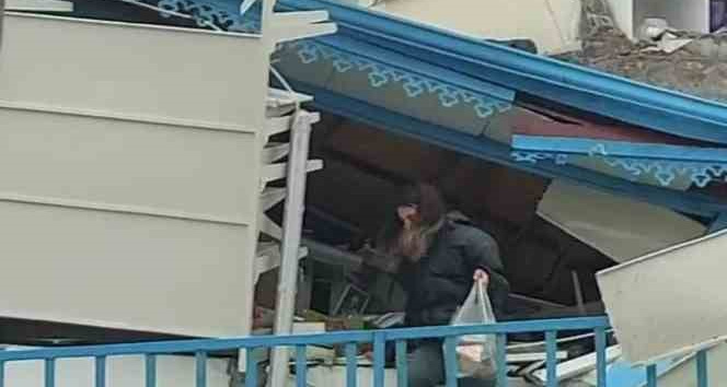 Canlarını hiçe sayıp depremde çöken markete girdiler,