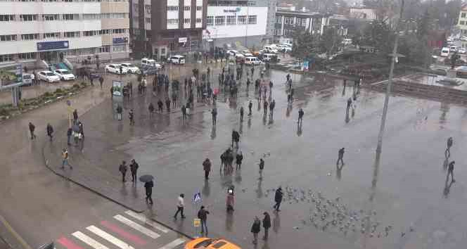7,6’lık deprem Kırıkkale’de hissedildi: Vatandaşların meydana toplanma anı kamerada