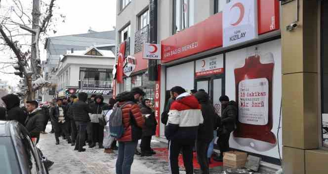 Kars’ta vatandaşlar kan merkezlerine koştu