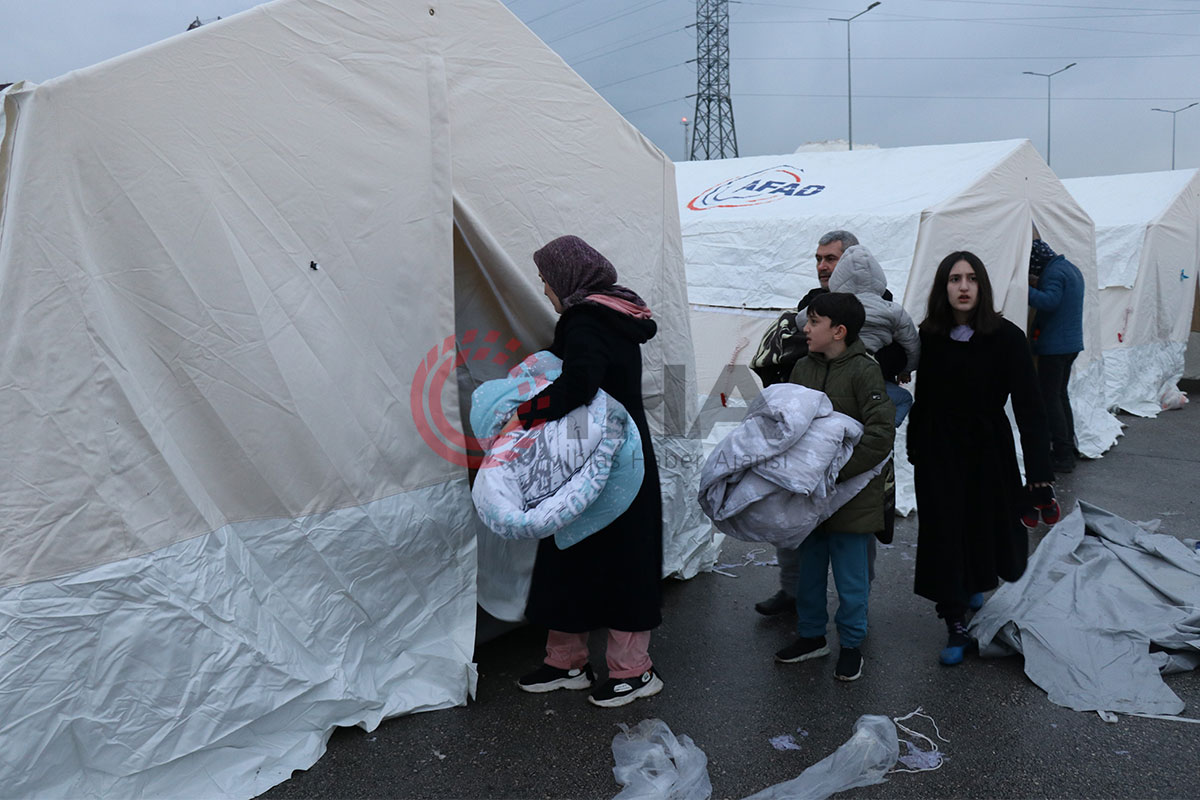 Osmaniye'de depremzedeler çadırlara yerleşmeye başladı