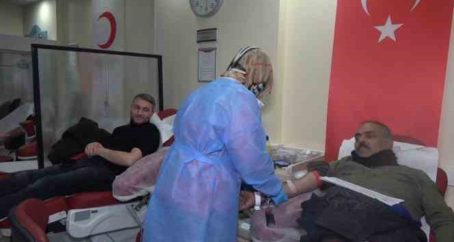 Deprem bölgesi için "kan bağışı" seferberliği: Vatandaşlar kan vermek için sıraya girdi