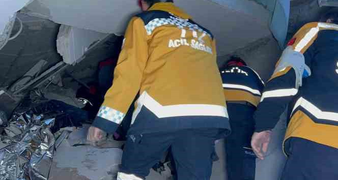 14 yaşındaki Fatma enkazdan 15 saat sonra kurtarıldı