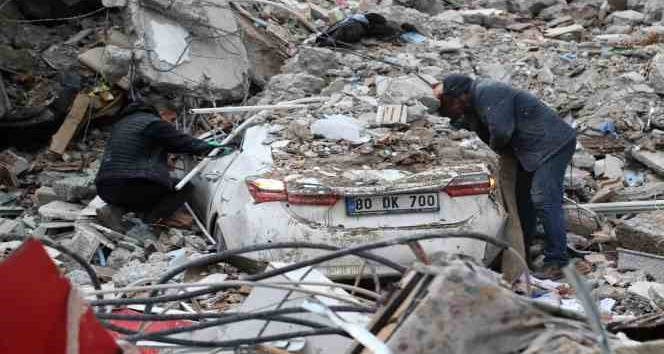 Osmaniye’de 15 saattir göçük altında bulunan çifti kurtarma çalışmaları devam ediyor