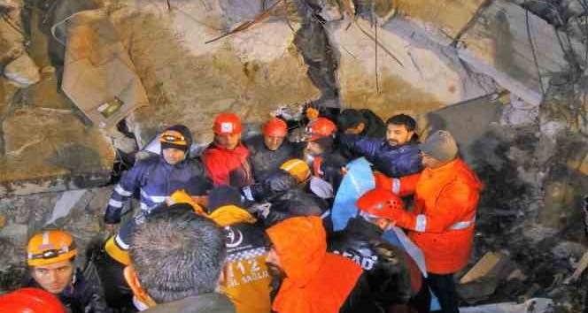 Osmaniye’de depremde enkaz altında kalan Doğan Akçakaya, 15 saatin ardından ağır yaralı olarak enkaz altından çıkartıldı. Hemşire eşi Naciye Akçakaya’yı ise kurtarma çalışmaları devam ediyor.