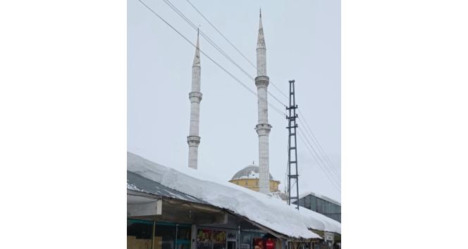 Depremde cami minaresi beşik gibi sallandı, o anlar kamerada