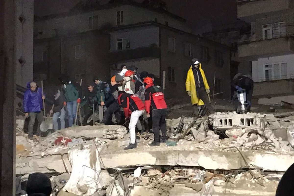 Gaziantep&#039;te 6 katlı bina enkazından 2 ceset çıkartıldı