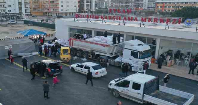 Yardım dolu tırlar deprem bölgesine gönderildi