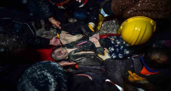 Kahramanmaraş Elbistan’da enkaz altında yaşam mücadelesi verdiler