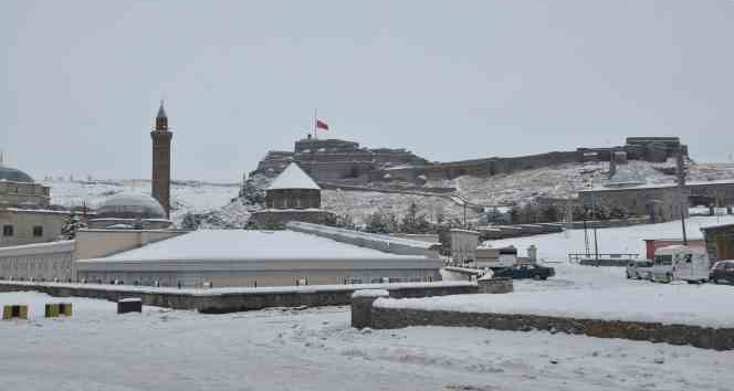 Kars’ta bayraklar yarıya indirildi