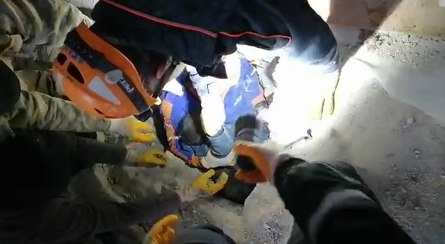 Nurhak’ta iki çocuk ve anneleri enkaz altından sağ olarak çıkartıldı