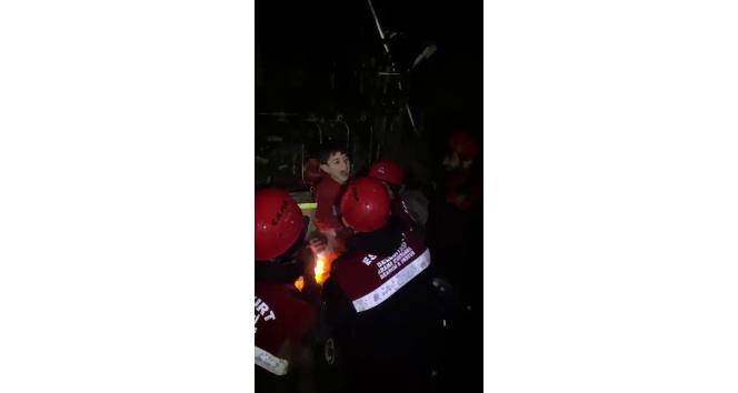 Küçük Bekir 24 saatin sonunda enkaz altından kurtarıldı