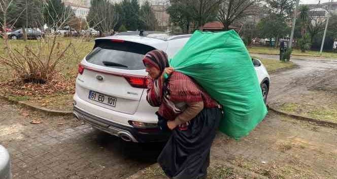 Karadeniz kadını bu kez yardım çuvallarını yüklendi