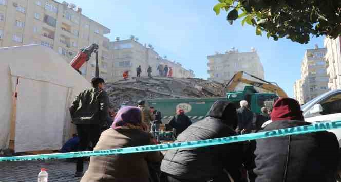 Depremin 32. saatinde de çalışmalara umutlu bekleyişler eşlik ediyor