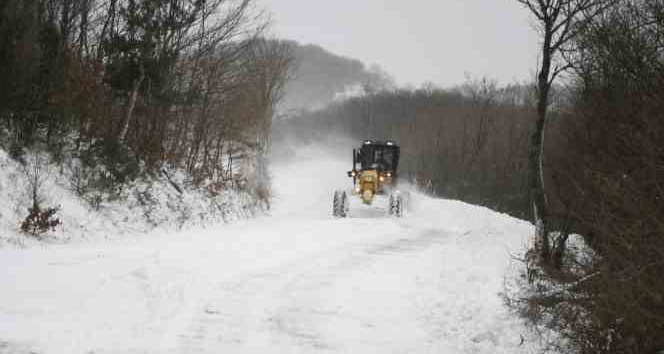 Lapseki’de karla mücadele çalışmaları devam ediyor
