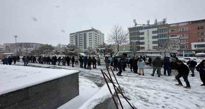 Niğde’de kar altında kan bağışı kuyruğu