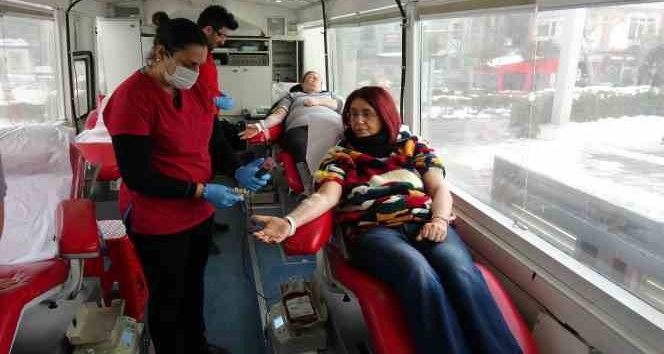 Çanakkale’de vatandaşlar deprem bölgesine kan bağışlıyor