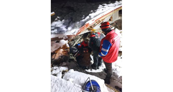 Memur-Sen Van ekibi deprem bölgesinde hayat kurtardı