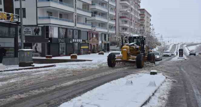 Siirt belediyesi kent genelinde kar temizleme çalışmalarına başladı