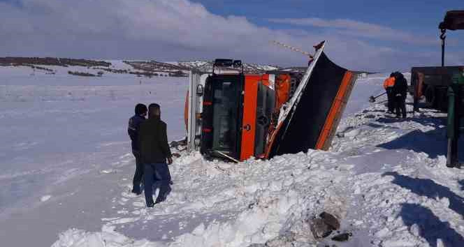 Kırıkkale’de kar küreme aracı devrildi, sürücü hafif yaralandı