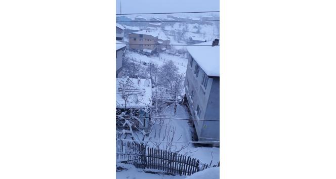 Kar 14 köy yolunu ulaşıma kapattı