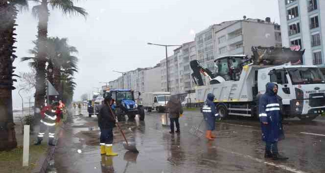 Fatsa’da dev dalgalar karayoluna ulaştı