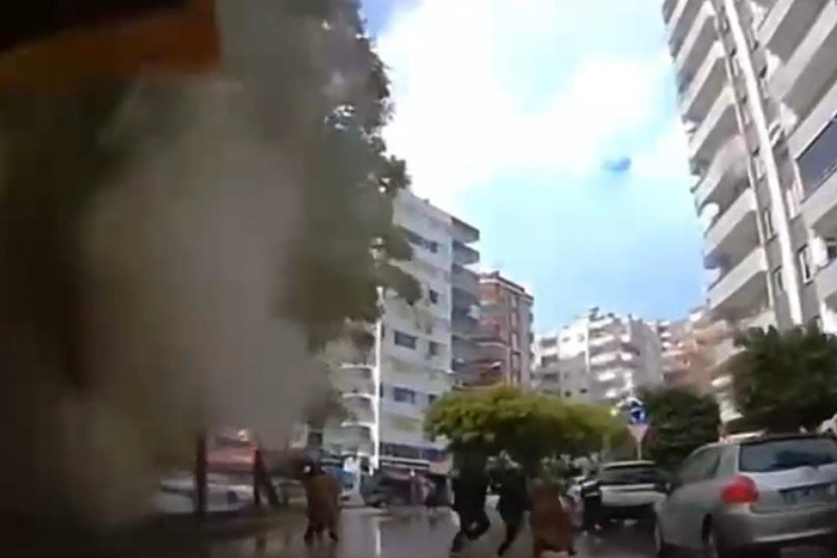 Adana&#039;da 8 katlı binanın yıkılma anı araç kamerasında